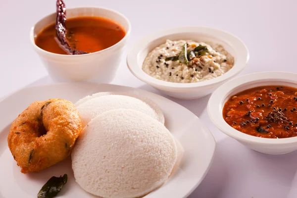 Idli Vada- Popular prato de pequeno-almoço do sul da Índia . — Fotografia de Stock