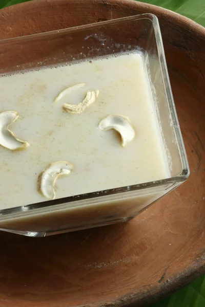 Semia payasam - een voorbereiding van melk en vermicelli zoete schotel — Stockfoto