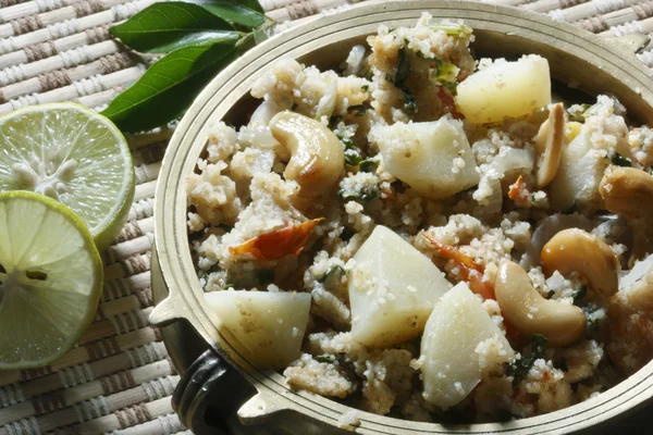 Умма - индийское блюдо из пшеницы рава (манная капуста) ). — стоковое фото