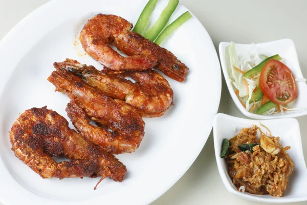 Draufsicht auf gebratene Garnelen - ein Snack aus Goa in Westindien, der durch das Braten ganzer Tigergarnelen entsteht — Stockfoto