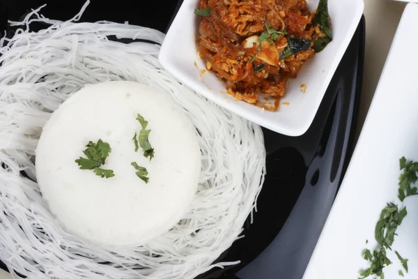 Idli - gedämpfter Reiskuchen aus Südindien — Stockfoto