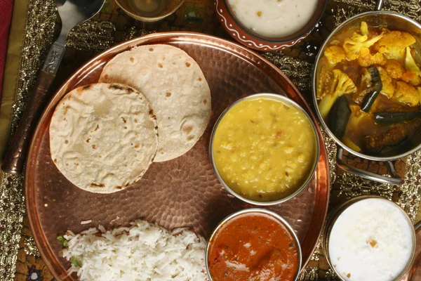 Bhakri - ett tunnbröd gjorda av jowar från gujarat. — Stockfoto