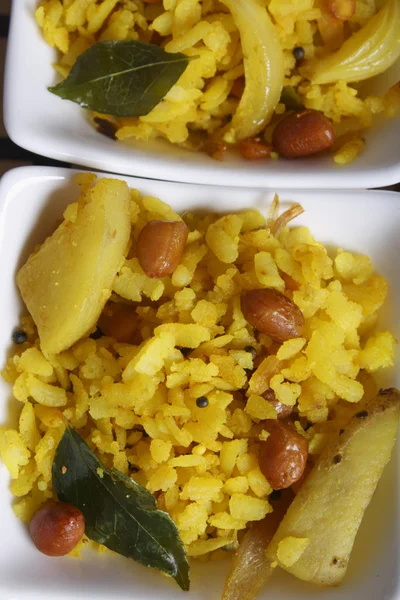 Poha - Um lanche feito de arroz batido — Fotografia de Stock