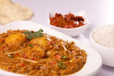 dum aloo - baharatlı Hint patates köri