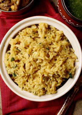 sebze khichdi - Mercimek (dal) ve sebze yapılmış bir tabak pirinç yemek