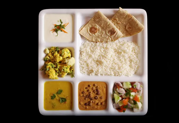 Индийский вегетарианский тали . — стоковое фото