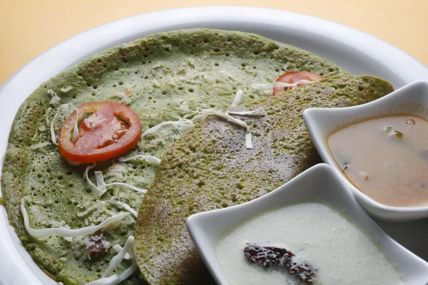 Palak dosa - een krokant spinazie pannenkoek — Stockfoto