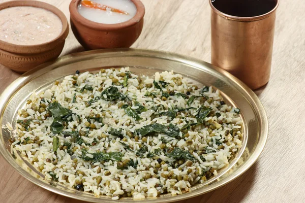 Saag waali khichri es ist ein nordindisches Gericht — Stockfoto
