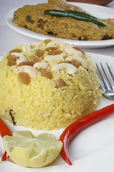 Holde Bhaat - Un plato popular de arroz amarillo de Bengala —  Fotos de Stock