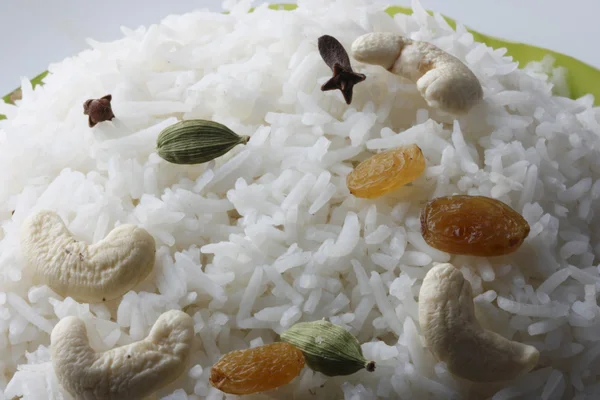 Kaju Kismis Pulao - a rice dish made of cashewnuts, raisins, spi — Stock Photo, Image