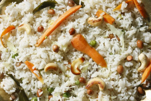 Masala bhaat es un plato a base de arroz contiene arroz frito con cacahuetes crujientes y verduras . —  Fotos de Stock