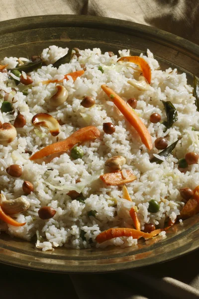 Masala bhaat é um prato à base de arroz contém arroz frito com amendoim crocante e legumes . — Fotografia de Stock