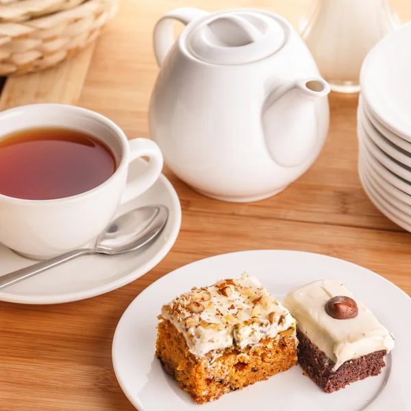 Te och kaka skivor — Stockfoto