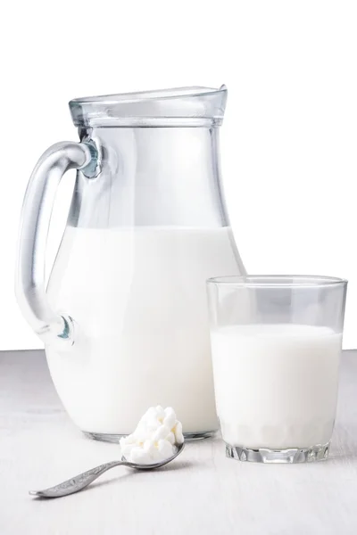 Džbán mléka částečně izolované — Stock fotografie
