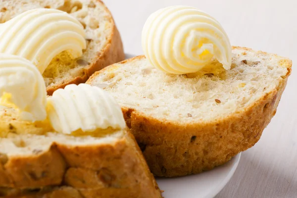 Rizos de mantequilla en el pan —  Fotos de Stock