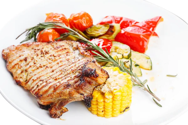 Jantar de bifes. Carne grelhada em uma chapa . — Fotografia de Stock