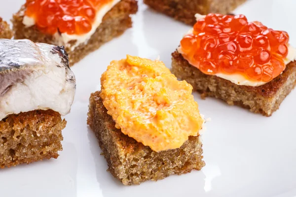 Canapés com frutos do mar — Fotografia de Stock