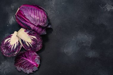 Kırmızı lahana, antocyanin zengini koyu arkaplan, üst manzara, boşluk kopyala