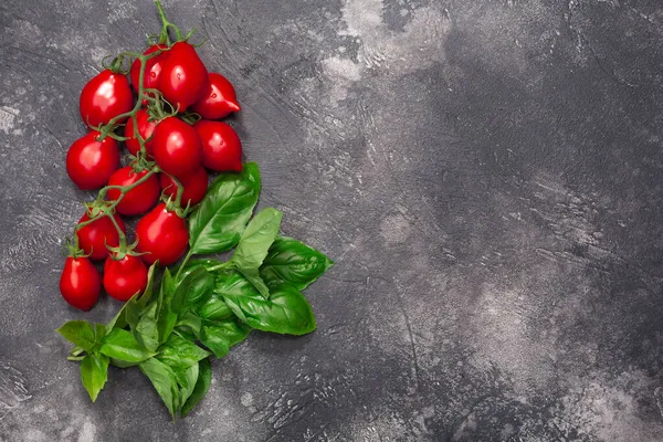 Tomates Cerises Basilic Sur Fond Texturé Foncé Espace Copie Vue — Photo