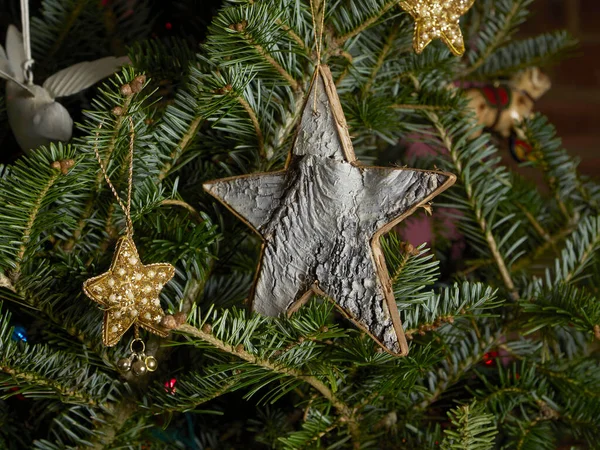 Hausgemachter Weihnachtsschmuck Aus Birkenrinde Einem Immergrünen Baum — Stockfoto