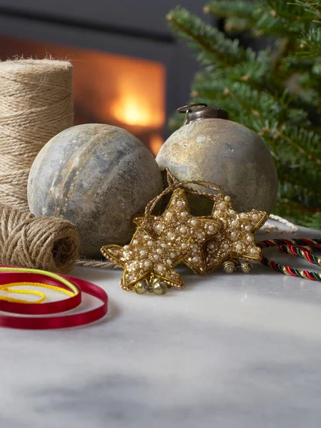 Noel süsleri, jüt sicim, şömineli kurdele ve sonsuza dek yeşil bir ağaç.