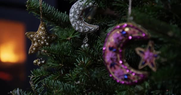 Panning Záběr Krbu Měsíc Hvězda Vánoční Ozdoba Věčně Zeleném Stromě — Stock video