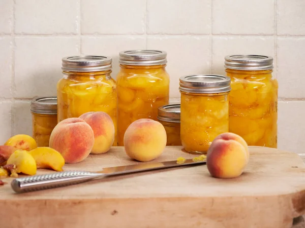 Peach Canning Preserving Late Summer Autumn Diy Home Organic Wooden lizenzfreie Stockbilder