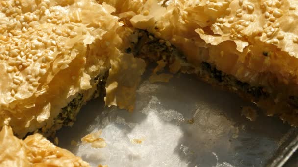 Ein Stück Griechischer Spanakopita Oder Spinatkuchen Phyllo Teig — Stockvideo