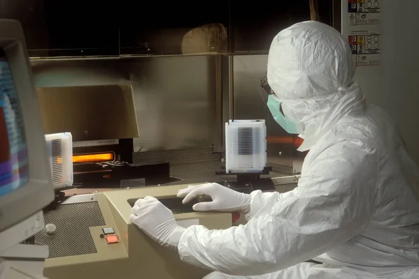 Een Persoon Een Cleanroom Die Onderzoek Doet Naar Fabricage Van — Stockfoto