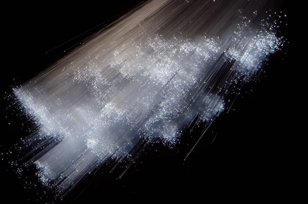 Bilgisayar iletişiminde kullanılan fiber optik cam elyafı.