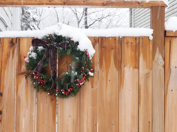 Різдвяний Святковий Вінок Падаючому Снігу Паркані — стокове фото