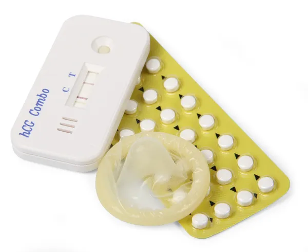 Contraceptivos sobre fundo branco — Fotografia de Stock