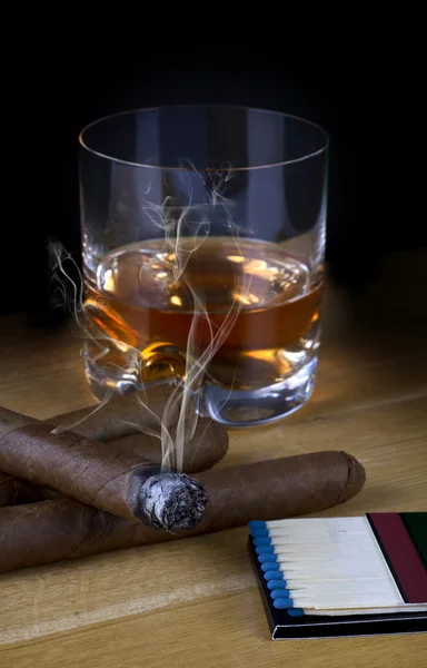 Burbon y cigarro — Foto de Stock