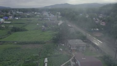 Bir Rus köyünün üzerinde insansız hava aracıyla uçmak. Uzak Doğu, duman ormanı..