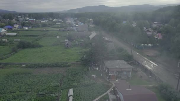 Flying over a Russian village on a drone. Far East, smoke forest. — Stock Video