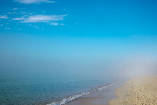 Beach blue sea, fog, blue sky with clouds of relaxation — Stock Photo, Image