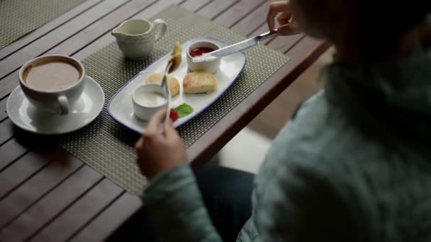 Blick auf gesunde Frühstückskäsekuchen mit Kaffee im Restaurant auf der Veranda — Stockvideo