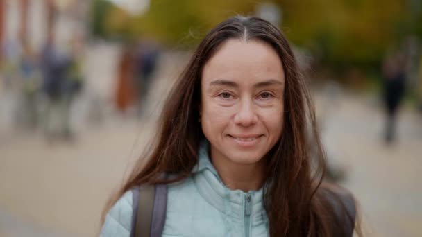 Κοντινό πλάνο πορτρέτο μιας ευτυχισμένης ενήλικης τουρίστριας στο δρόμο — Αρχείο Βίντεο