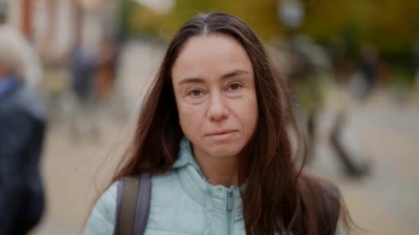 Close-up portret van een feministische vrouw die in een camera in de straat kijkt. feministische mensen worden geconfronteerd met een close-up portret — Stockvideo