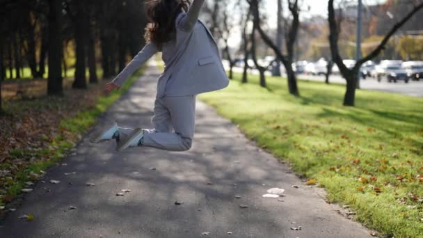 Μια ευτυχισμένη ενήλικη γυναίκα χορεύει έξω σε ένα δρόμο της πόλης, διασκεδάζοντας μαζί και γελώντας. Σύγχρονος τρόπος ζωής, η έννοια της ευτυχίας. — Αρχείο Βίντεο
