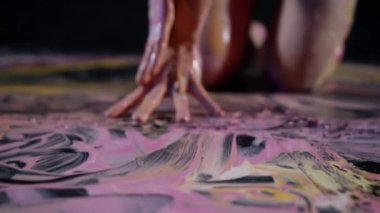 El sanatları terapisine yakın plan. Boyalı kadın yerde doğaçlama dans etmekten hoşlanıyor.