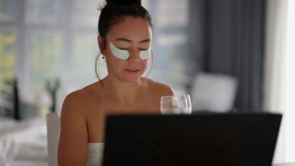 Dorosła kobieta pije rano alkohol na laptopie komunikacja wideo z krewnymi i przyjaciółmi. sposób pielęgnacji na starzenie się skóry twarzy pod oczami — Wideo stockowe