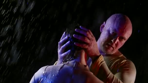 Para w deszczu portret kochanków w deszczu człowiek dotykając jego ukochanej głowy — Wideo stockowe