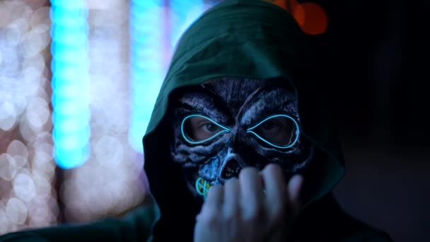 ハロウィーンの夜の間に輝く目と歯を持つ不気味な死のマスクをよく見る — ストック動画