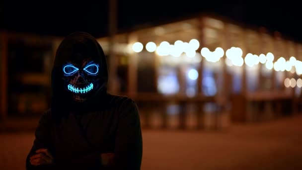 Máscara para Halloween Día Mexicano de los Muertos. Retrato de una joven con una imagen aterradora de la muerte para Halloween en la ciudad nocturna — Vídeos de Stock
