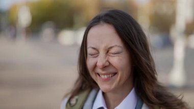 Yetişkin bir kadın modelin açık hava portresi. İçtenlikle güler, güler, güler, şakalar yapar, eğlenir.