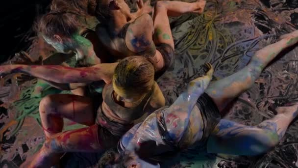 在慢动作中跳舞的女人身上涂漆的身体动作表现，艺术疗法 — 图库视频影像