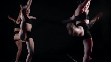 Transandantal dans grubu kadınları karanlık doğaçlamada dans ediyorlar.