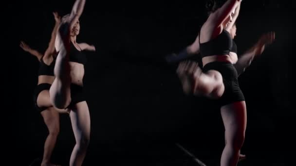 Трансцендентальная танцевальная группа женщин, танцующих в темных импровизациях в движениях — стоковое видео