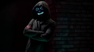 Cadılar Bayramı kutlamaları için maskeli baloda neon ışıklı bir kadın öldü.